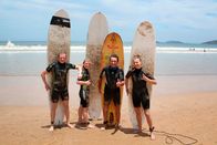 Verrückt nach Meer – Zweiter Offizier Christian Baumann, Entertainment-Managerin Cori und Mitglied des Showensembles Esther üben sich als Surfer in Buzios, Brasilien.