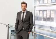 Spätschicht - Die SWR Comedy-Bühne – SÜDWESTRUNDFUNK Spätschicht Einmal im Monat, freitags um 23.30 Uhr, empfängt Gastgeber Florian Schroeder vor Publikum im Kleinen Haus des Staatstheaters Mainz vier bis fünf Kabarettisten und Comedians zu 45 kurzweiligen Minuten. Florian Schroeder.