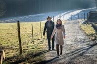 Sturm der Liebe – Bettina (Bettina Hünig, r.) wehrt Andrés (Joachim Lätsch, l.) Vorschlag, eine Anwältin zu engagieren, ab.
