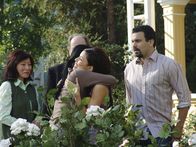 Desperate Housewives – Gabrielle (Eva Longoria, 2.v.r.) verabschiedet Xiao-Mei (Gewndoline Yeo, 2.v.l.) mit Tränen in den Augen und schnell wird klar, dass auch die junge Chinesin bleiben will, um für Gabrielle und Carlos zu arbeiten ...