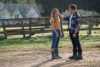 Mit Liebe umgarnt – Sophie (Anna Hutchison, l.); Samuel ( Simon Arblaster, r.)