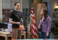 The Big Bang Theory – Das Zusammenleben von Sheldon (Jim Parsons, l.) und Amy (Mayim Bialik, r.) ist alles andere als perfekt: Sheldon spürt, dass sie ihm etwas verheimlicht ...