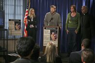 Criminal Minds – v.r.) einen Aufruf an die Öffentlichkeit, um eventuelle Zeugen zu finden. J.J. (A.J. Cook, l.) steht ihnen bei ...