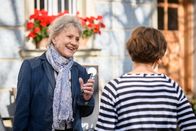 Sturm der Liebe – Eleni (Dorothée Neff, r.) bekommt von Hildegard (Antje Hagen, l.) Hilfe aus unerwarteter Richtung.