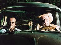 Blood Simple – Die Ehe mit dem reichen Barbesitzer Julian Marty (Dan Hedaya,l.) ist für Abby eine Qual. Der misstrauische Kerl vertraut seiner Frau nicht, weswegen er den zwielichtigen Privatdetektiv Visser (M. Emmet Walsh,r.) engagiert hat.
