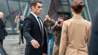 Der Beschützer – BKA-Beamte Jan Schäfer (Tobias Oertel, li.) im Pressetrubel um die Kronzeugin Fiona Weibel (Marlene Tanczik, r.e).