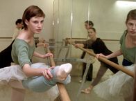 In aller Freundschaft – MDR Fernsehen IN ALLER FREUNDSCHAFT FOLGE 78, "Vollmond" Uhr. Ballett-Talent Tiziana Schomburg (Jana Straulino) beim Training.