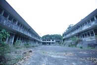 I Wouldn't Go In There – Ping Shan, Yuen Long, Hongkong: Tat Tak School day. Die derzeit verlassene Schule wurde 1998 geschlossen, da die Schülerzahlen zurückgingen.