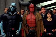 Hellboy 2: Die goldene Armee – Gemeinsam mit den Angestellten des "Bureau of Paranormal Research and Defense" machen sich Abe Sapien (Doug Jones, l.), Hellboy (Ron Perlman, M.) und Liz (Selma Blair, r.) auf die Suche nach Prinz Nuada ...