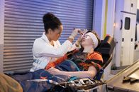 In aller Freundschaft – Unter den Verletzten nach dem Massenunfall in der Leipziger Innenstadt befindet sich auch Cosmo Wolff (Max Bär). Dr. Lucia Böhm (Vanessa Rottenburg) übernimmt die erste Sichtung.; ARD/MDR IN ALLER FREUNDSCHAFT (1072), "Vollgas" Uhr im ERSTEN. Unter den Verletzten nach dem Massenunfall in der Leipziger Innenstadt befindet sich auch Cosmo Wolff (Max Bär). Dr. Lucia Böhm (Vanessa Rottenburg) übernimmt die erste Sichtung.