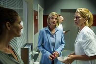 SOKO Stuttgart – Martina Seiffert (Astrid M. Fünderich, M.) und Selma Kirsch (Yve Burbach, l.) sprechen mit Annalena Haller (Karen Böhne, r.). Wegen des Opfers ging ihre Ehe in die Brüche. Hat sie sich dafür gerächt?