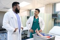 Atlanta Medical – (v.li.) Malcolm-Jamal Warner (Dr. AJ Austin), Manish Dayal (Dr. Devon Pravesh).