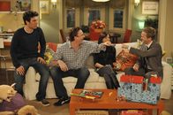 How I Met Your Mother – Für Barney (Neil Patrick Harris, r.), Lily (Alyson Hannigan, 2.v.r.), Robin, Marshall (Jason Segel, r.) ist New Jersey Provinz. Doch Ted (Josh Radnor, l.) kann sie davon überzeugen, für einen Abend mit zu Stella zu fahren. Ob das eine gute Idee war?