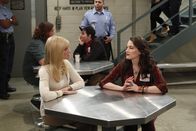 2 Broke Girls – Gibt es ein Happy End für Caroline (Beth Behrs, l.)? Da sie Geburtstag hat, begleitet sie ihre Freundin Max (Kat Dennings, r.) in den Besuchsraum des Gefängnisses. Caroline möchte ihren Ehrentag auf keinen Fall ohne ihren Vater verbringen, der immer noch wegen Steuerhinterziehung im Knast sitzt.; Gibt es ein Happy End für Caroline (Beth Behrs, l.)? Da sie Geburtstag hat, begleitet sie ihre Freundin Max (Kat Dennings, r.) in den Besuchsraum des Gefängnisses. Caroline möchte ihren Ehrentag auf keinen Fall ohne ihren Vater verbringen, der immer noch wegen Steuerhinterziehung im Knast sitzt.