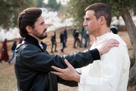 Tod in Sevilla – Den Polizeichef von Sevilla, Javier Falcón (Juan Diego Botto, l.), verbindet eine tiefe Freundschaft mit dem Undercover-Agenten Yacub (Alberto San Juan, r.).