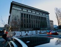 Tod im Techno-Club - Berlins Partyszene auf Droge – Das "Berghain" ist ein Techno-Klub im Stadtbezirk Friedrichshain in Berlin. Der Name des mächtigen Gebäudes leitet sich aus dem Bezirksnamen Kreuzberg-Friedrichshain ab. 2004 wurde das "Berghain" eröffnet.