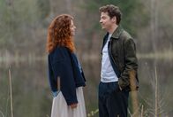 Sturm der Liebe – Fanny (Johanna Graen, l.) freut sich, dass Kilian (Anthony Paul, r.) ihre Zweisamkeit gerettet hat.