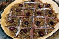 Zu Tisch ... – Pissaladière ist eine provenzalische Pizza: Die wichtigsten Zutaten sind Oliven und Sardellen.