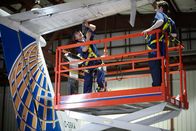 Mayday - Alarm im Cockpit – Troy Anderson (David Guthrie, r.) beobachtet, wie Mechaniker die Schrauben an einem Continental Express Pendler Jet Höhenleitwerk entfernen. Eigentlich sollte nur eine Routineuntersuchung am Flugzeug vorgenommen werden, doch fehlende Schrauben sorgen schließlich für den Absturz der Maschine ...