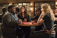 No tomorrow – (im Uhrzeigersinn): Hank (Jonathan Langdon); Deirdre Hackmeyer (Amy Pietz); Kareema (Sarayu Blue); Evie Covington (Tori Anderson)