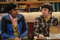 The Big Bang Theory – Sind überrascht als ihnen Sheldon mitteilt, dass er seinen Ernährungsplan umgestellt hat: Koothrappali (Kunal Nayyar, l.) und Wolowitz (Simon Helberg, r.)