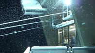 SMS - Schwanke meets Science – Um 6 Uhr morgens beginnt der Arbeitstag des Geophysikers Dr. Till Rehm (rechts), er ist für die Technik auf dem Schneefernerhaus verantwortlich. Bei jedem Wetter.