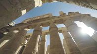 Mythos Ramses II. – Als Zeichen seiner Loyalität zu Amun-Re, der in der 19. Dynastie wieder zum Hauptgott erhoben wurde, lässt Sethos I. in dessen Tempelbezirk in Karnak die Große Säulenhalle errichten.