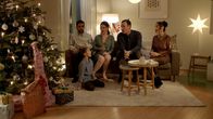 WIR – Emre (Erol Afsin, l.), Mel (Natalia Rudziewicz, 3.v.l.), Nils (Peter Becker, M.), Renata (Sandra Nedeleff, r.) und Pinar (Greta Kasalo, 2.v.l.) feiern zusammen Heilig Abend.