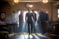 Kingsman: The Secret Service – Niemand ahnt, dass der stets konservativ gestylte Gentleman Harry Hart (Colin Firth, 3.v.l.) ein perfekt ausgebildeter Geheimagent ist, der blitzschnell seine Gegner das Fürchten lehrt ...