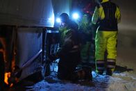 Ice Road Rescue - Extremrettung in Norwegen – Andrzej bei der Arbeit an den Rädern des Anhängers. (National Geographic für Disney)