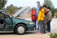 The Middle – Eine Panne stoppt den Familienausflug, den Frankie (Patricia Heaton, l.) und Mike (Neil Flynn, 2.v.l.) für ihren Austauschstudenten Takayuki (Matthew Moy, r.) und ihre Kinder Birck (Atticus Shaffer, 3.v.r.), Axl (Charlie McDermott, 2.v.r.) und Sue (Eden Sher, 3.v.l.) geplant hatten ...