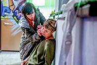 SOKO Kitzbühel – Die Dorfgemeinschaft hat sich gegen Marius (Brent Larsen) und seine Mutter Rita (Jaschka Lämmert)verschworen, dann werden auch noch tatsächlich Spuren von Marius am Tatort gefunden.