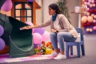 Ruby – Gilda (Sogol Faghani) reicht Ruby, die in einer Rutsche feststeckt, ihr Handy. David möchte sie sprechen.