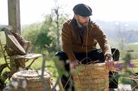 Handwerkskunst! – Das lange Roggenstroh ist ideal zum Flechten. Vier Tage benötigt Ante Hamersmit für einen Bienenkorb.