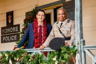 Death in Paradise – Detective Neville Parker (Ralf Little, l.) und der Polizeichef Selwyn Patterson (Don Warrington, r.) bleiben über die Weihnachtsfeiertage im Dienst.