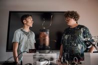 Schloss Einstein - Erfurt – Die Lernpaten Kasimir (Sinan El Sayed, li.) und Nick (Michael Schweisser, re.) sollen zusammen einen Physikvortrag meistern. Ein Team aus Einsteiner und Sportler scheint keine gute Idee zu sein.