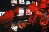 Predator 2 – Detective Harrigan (Danny Glover, r.) und der zwielichtige FBI-Agent Keyes (Gary Busey, l.) tüfteln einen Plan aus, um den Außerirdischen außer Gefecht setzen zu können ...