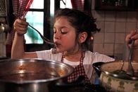 Zu Tisch ... – Maria Sarakatsanis probiert.