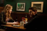 Jack Reacher – Unglücklicherweise lässt sich Sandy (Alexia Fast, l.) darauf ein, Jack Reacher (Tom Cruise, r.) immer wieder misszuverstehen. Mit tödlichen Folgen ...