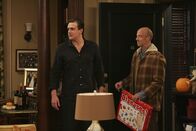 How I Met Your Mother – Marshall (Jason Segel, l.) versucht, Lily zu überreden, dass ihr Vater Mickey (Chris Elliott, r.) zu Thanksgiving bleiben kann. Doch wird es ihm gelingen?