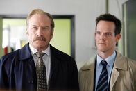 Monk – (v.li.) Ted Levine (Capt. Leland Stottlemeyer), Jason Gray-Stanford (Lt. Randall Disher).