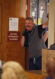 Community – Sucht Ärger: Mike (Anthony Michael Hall) ...