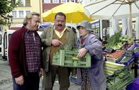 Die Rosenheim-Cops – Hans Weidinger (Georg Seberg, l.) kann es nicht fassen, dass seine Verlobte ihn betrogen haben soll, aber zur seiner Verwunderung erfährt Korbinian Hofer (Joseph Hannesschläger), dass die Magd Kathy Gerstl (Ursula Erber) gute Gründe hatte, Weidinger vor dieser Frau zu warnen.