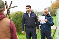 WaPo Bodensee – Jakob (Max König, M.) und Paul (Tim Wilde, r.) statten den Wennings (Nico Liersch, l.) mit einem Durchsuchungsbeschluss einen Besuch ab.