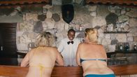 Paradies: Liebe – Teresa möchte im Urlaub eine Auszeit von ihrem tristen Alltag. Eine Ferienanlage in Kenia ist ein Anlaufpunkt für österreichische Frauen, für die das Sexualleben zu Hause schon weitgehend passé ist. Teresa beginnt eine Affäre mit einem jungen Mann, der sie an echte Liebe glauben lässt. Doch ist er ebenso an ihrem Geld interessiert. Zutiefst verletzt, nimmt sich Teresa nun einfach die Männer. - Foto: Teresa (Margarethe Tiesel, re.) und Inge (Inge Maux) flirten auf ihre Art mit dem Barmann.
