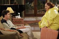 Two and a Half Men – Charlie (Charlie Sheen, l.) holt sich Rat bei Berta (Conchata Ferrell, r.) ...