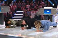 Quizduell - Olymp – Moderator Jörg Pilawa (M.) mit Kandidatinnen des Teams ”Topmodel": Kim Hnizdo (r.) und Sayana Ranjan (l.) beim Workout.