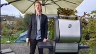 Smart Shopper – Uke Bosse bei der Vorstellung der verschiedenen Grilltypen im Schrebergarten, in der Rolle des "Feierabendgriller" für den Elektrogrill