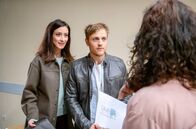 Sturm der Liebe – Carolin (Katrin Anne Heß, l.) und Max (Stefan Hartmann, M.) erfahren, dass Vanessa (Jeannine Gaspár, r.) sich mit dem Geschlecht ihres Babys überraschen lassen will.