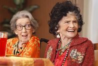 The Middle – Freuen sich auf das Thanksgiving-Dinner, auch, wenn es droht eine ganz große Katastrophe zu werden: Tante Ginny (Frances Bay, l.) und Tante Edie (Jeanette Miller, r.) ...